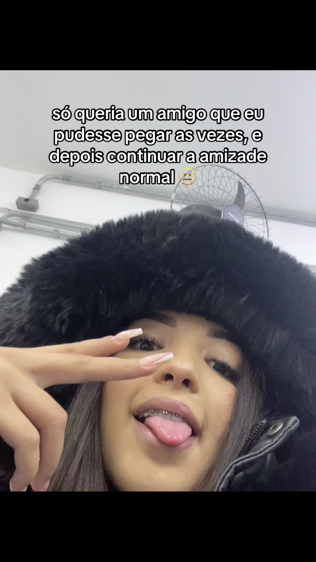 @•R