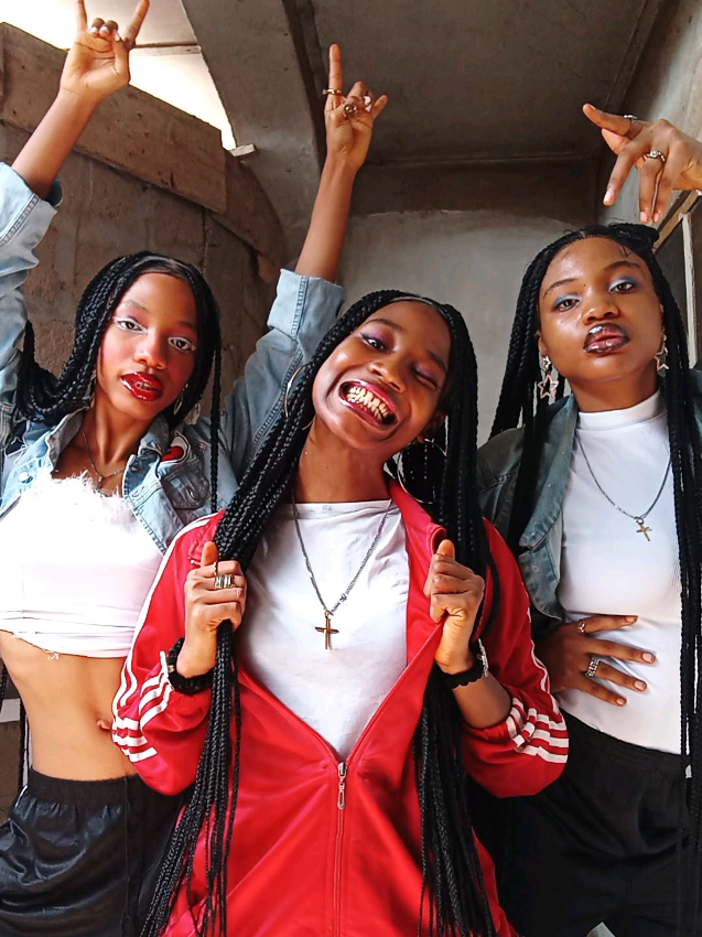 @The_Iconic_Sisters 💃💃💃