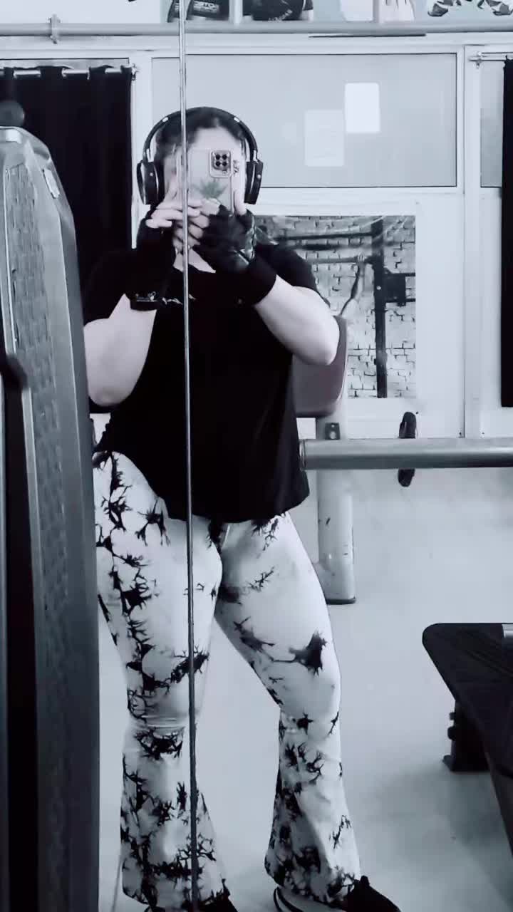 @زيزي عزيزة .