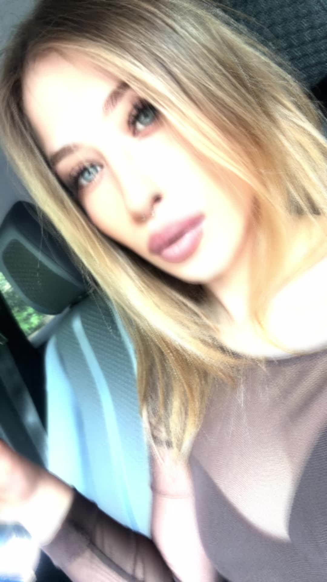 @Blondie 💁🏼&zwj;♀️