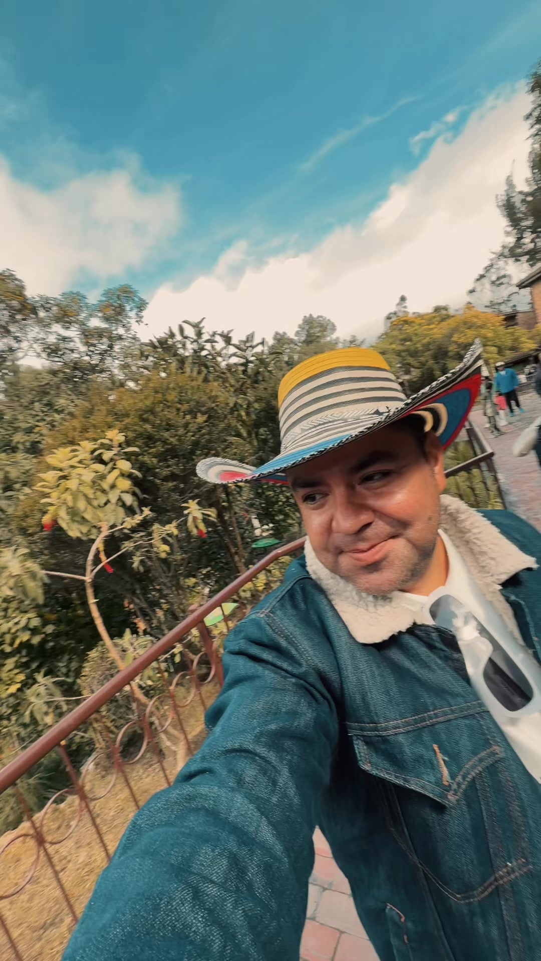 @Elam Dávila