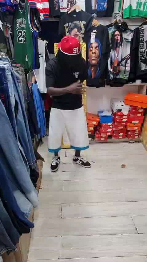 @hollyhoodmontmart