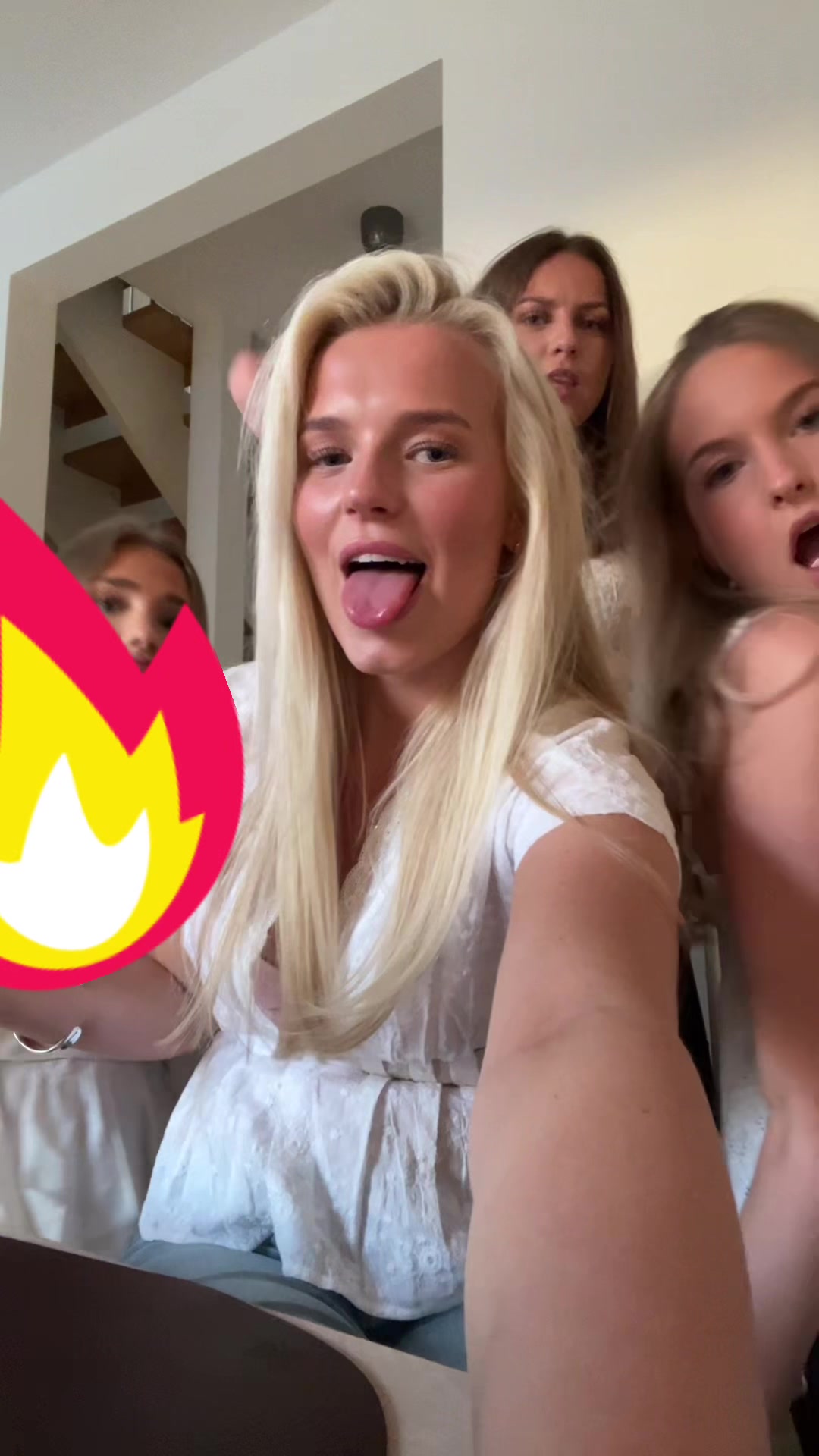 @elladensnellla