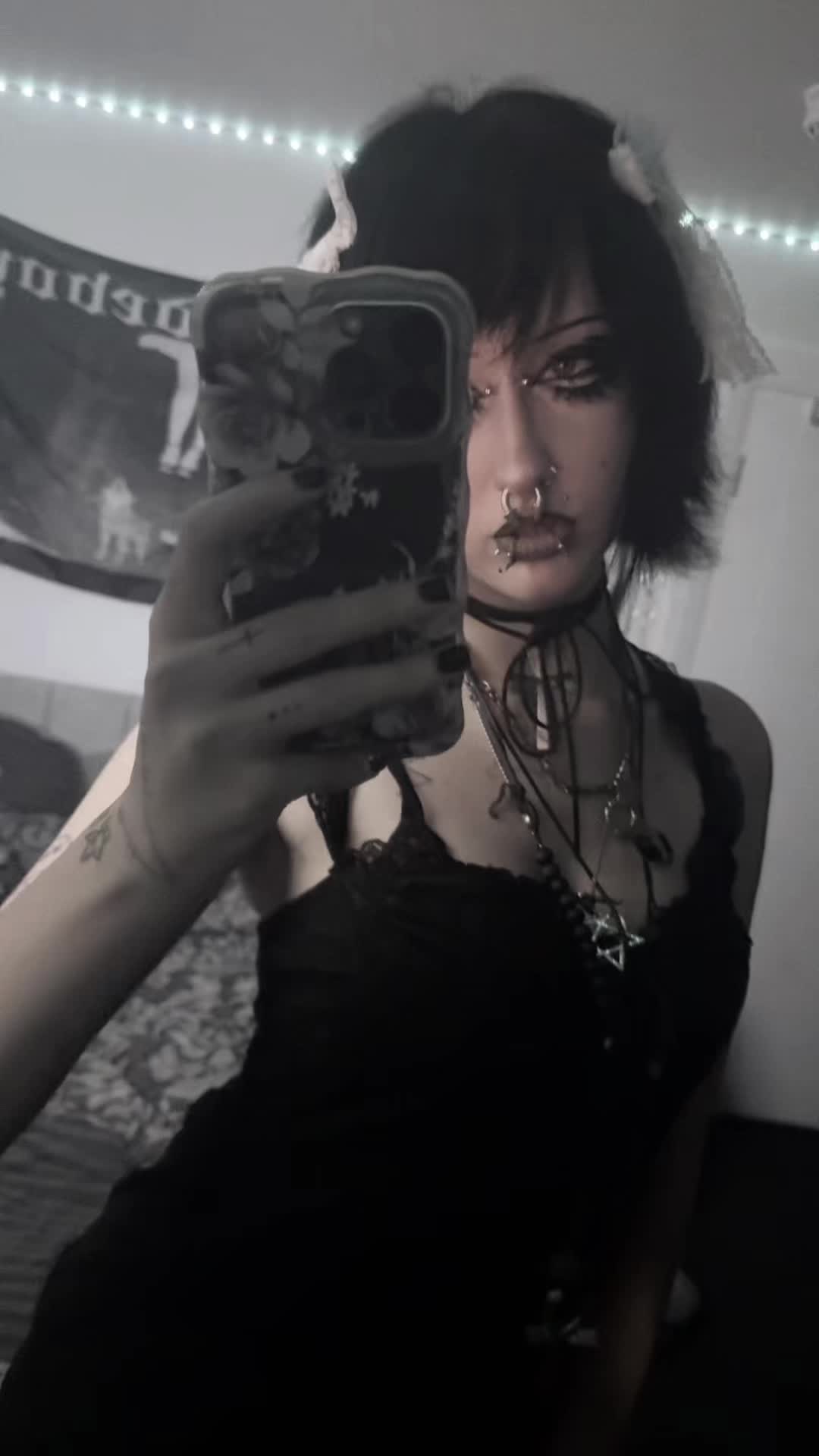 @𝔰𝔦𝔯𝔦𝔰 𓋹🧟&zwj;♀️ ݁ ˖ִ