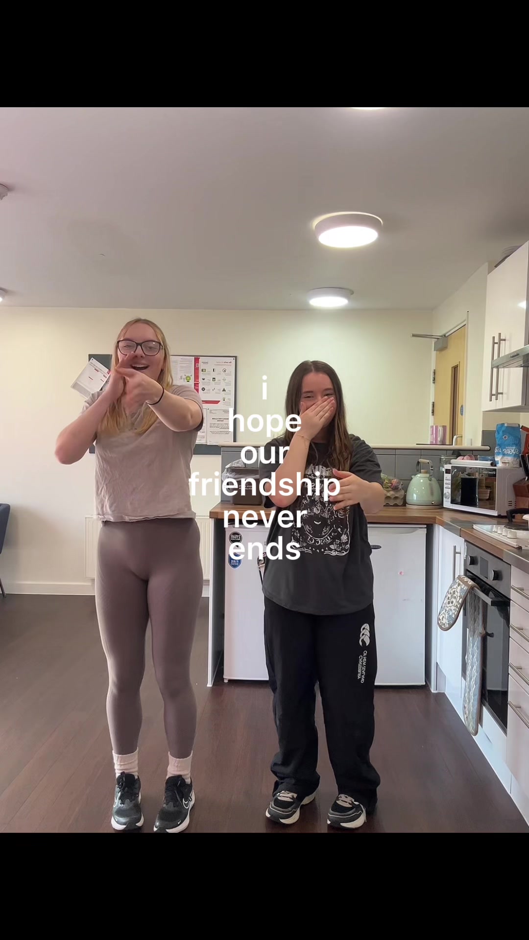 @Edie&Laura😜