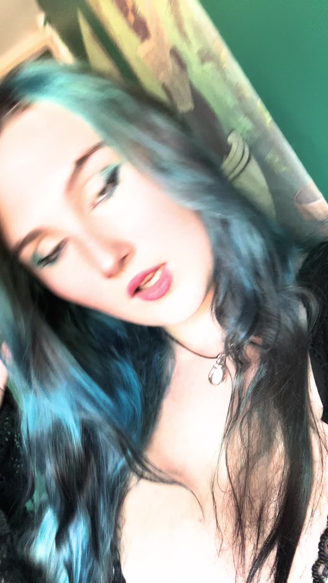 @🥀miku🦇