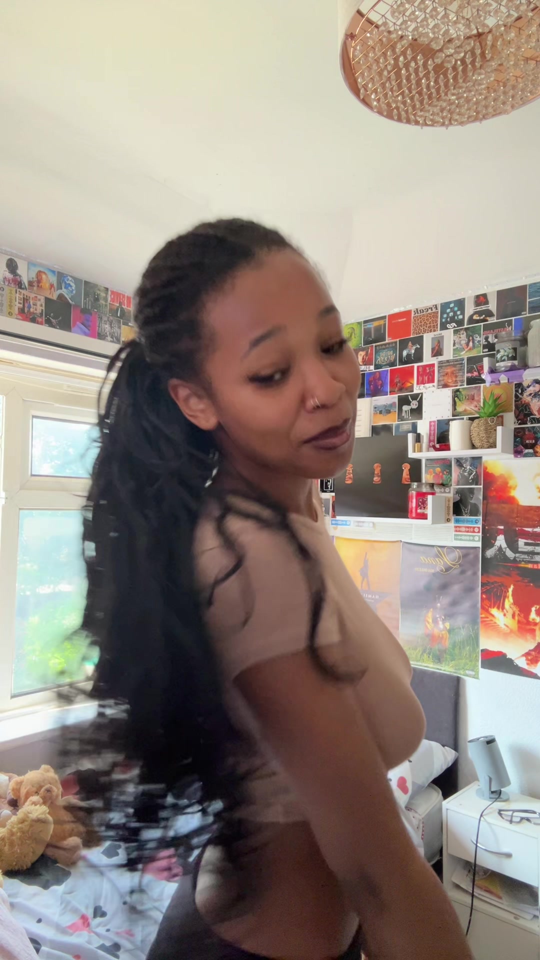 @>.<