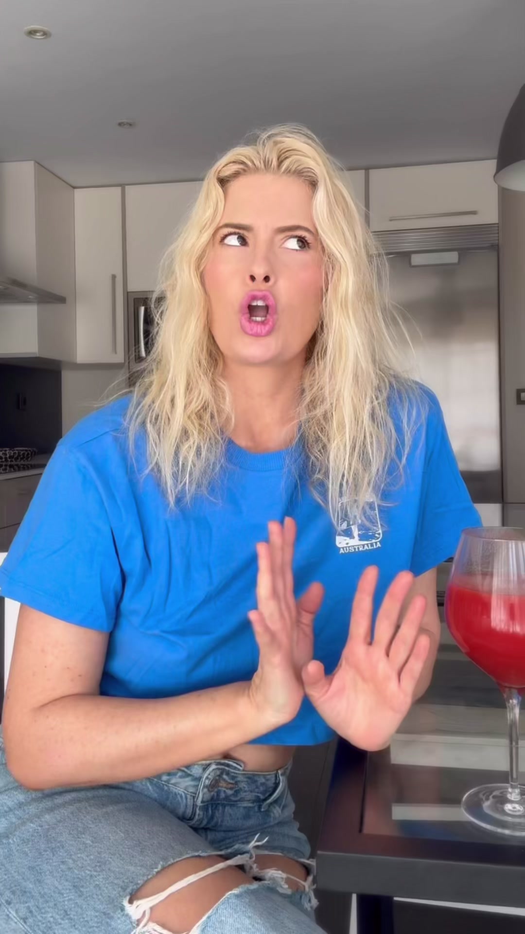 @AdrianaAbenia