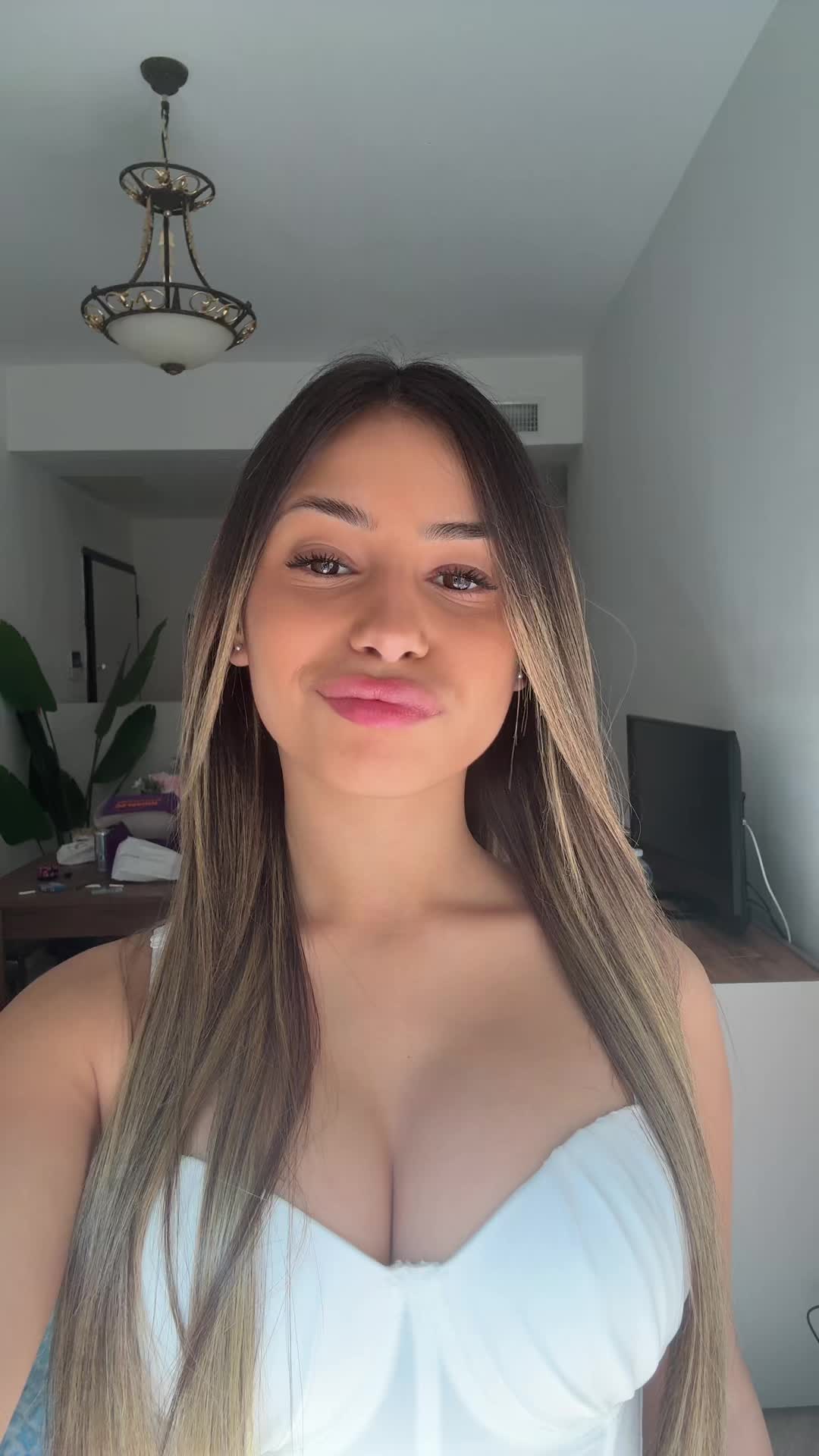 @elisaangiius