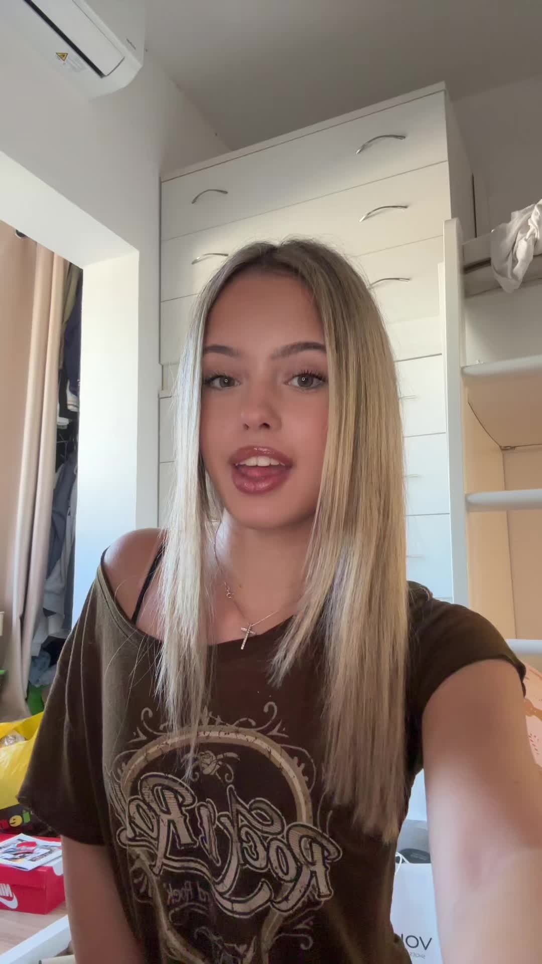 @σια