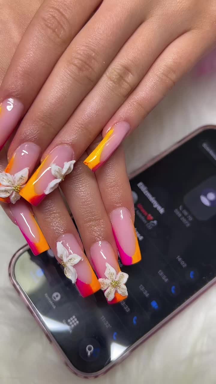 @Nails_vil&aacute;g