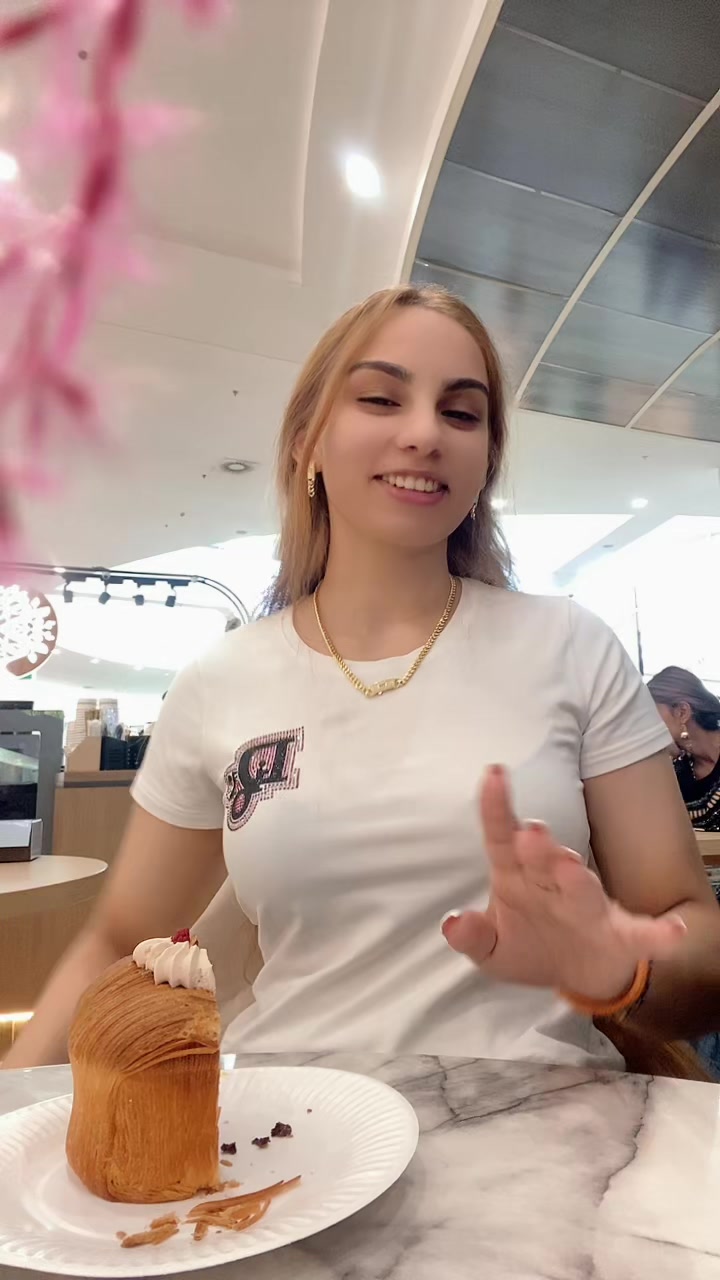 @LarisaRose