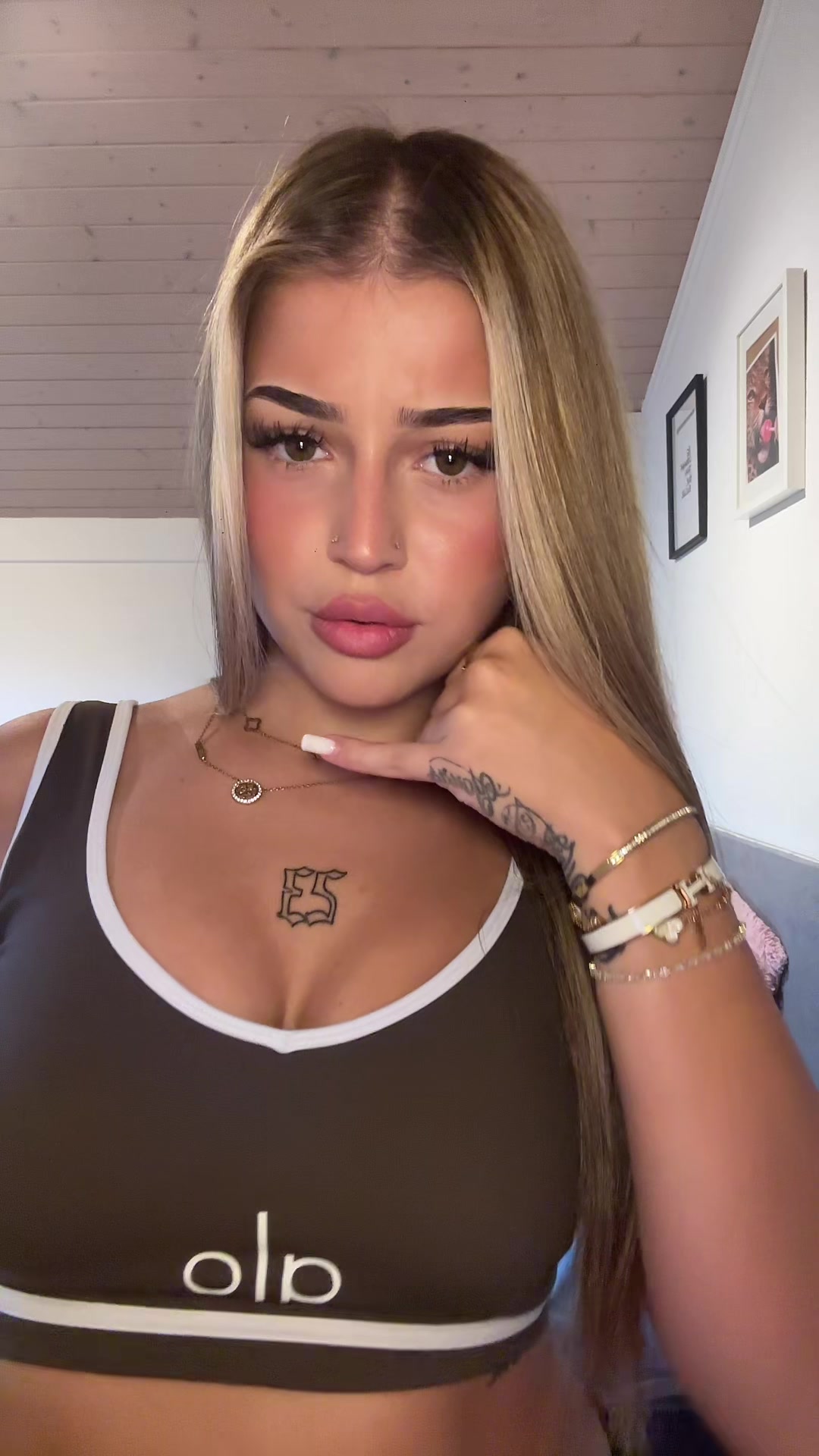 @LUVLAURI 🦋
