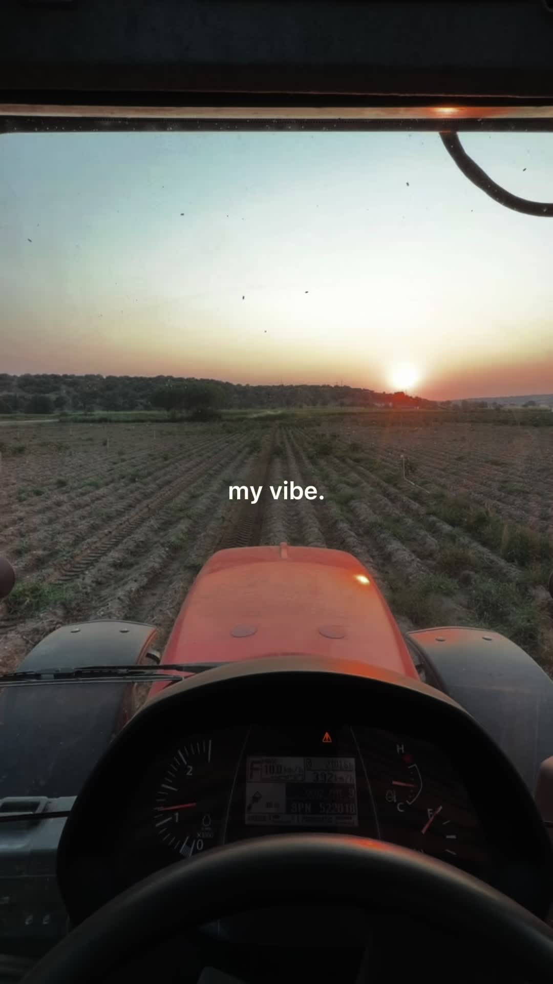 @El del techno en el tractor