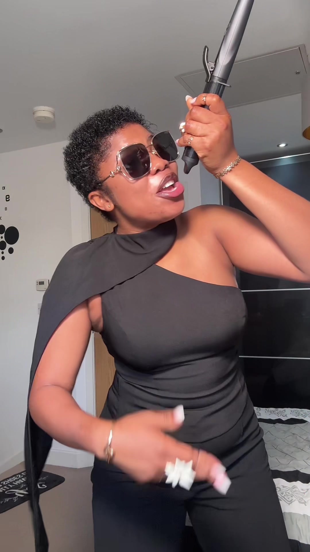 @Vibe Queen🎙️👑