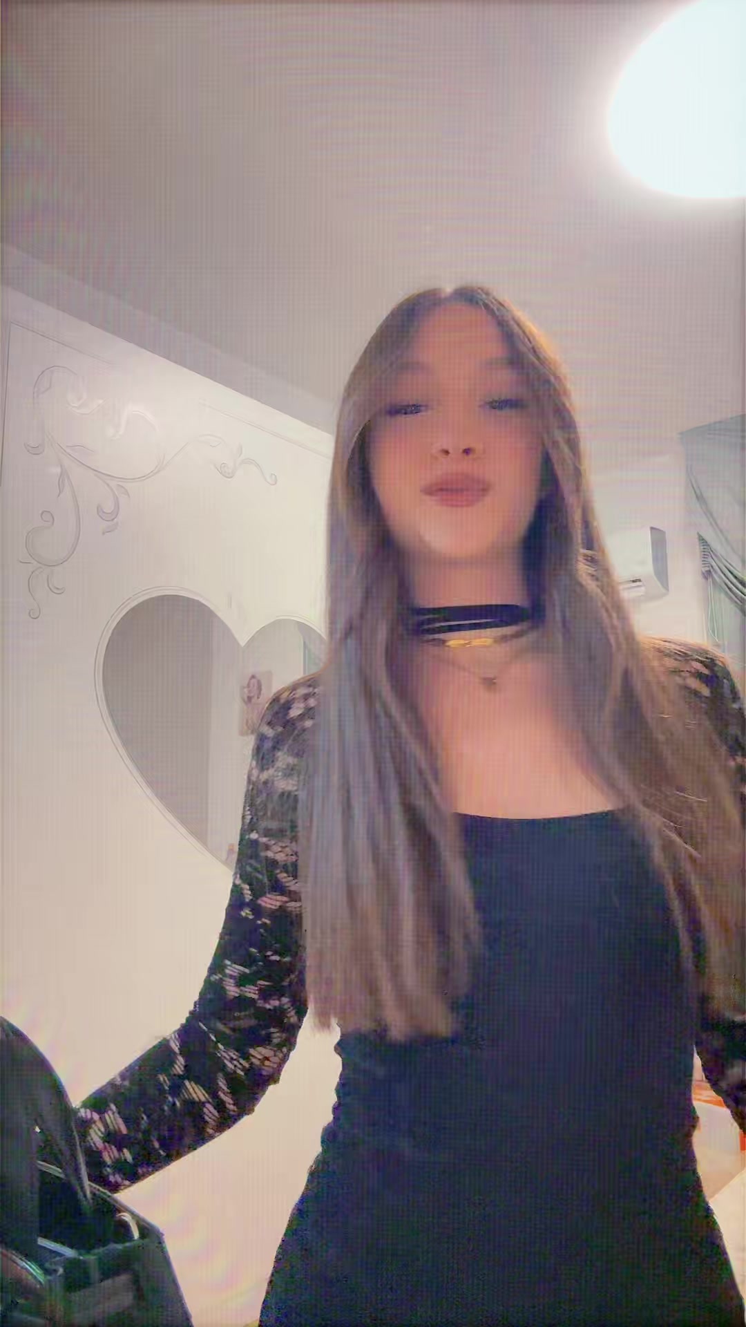 @L A R A🌟