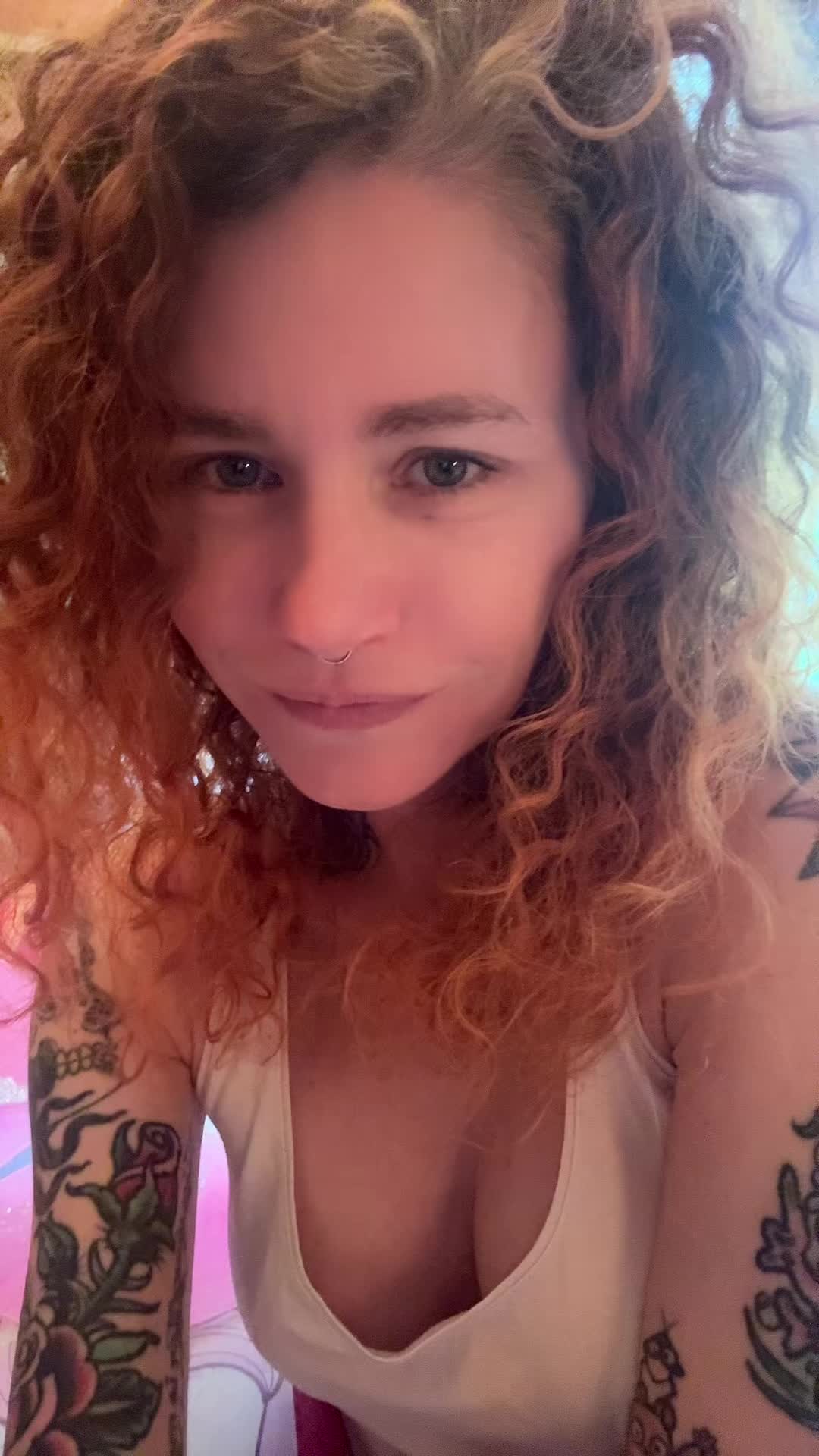 @curlyhairandtattoos