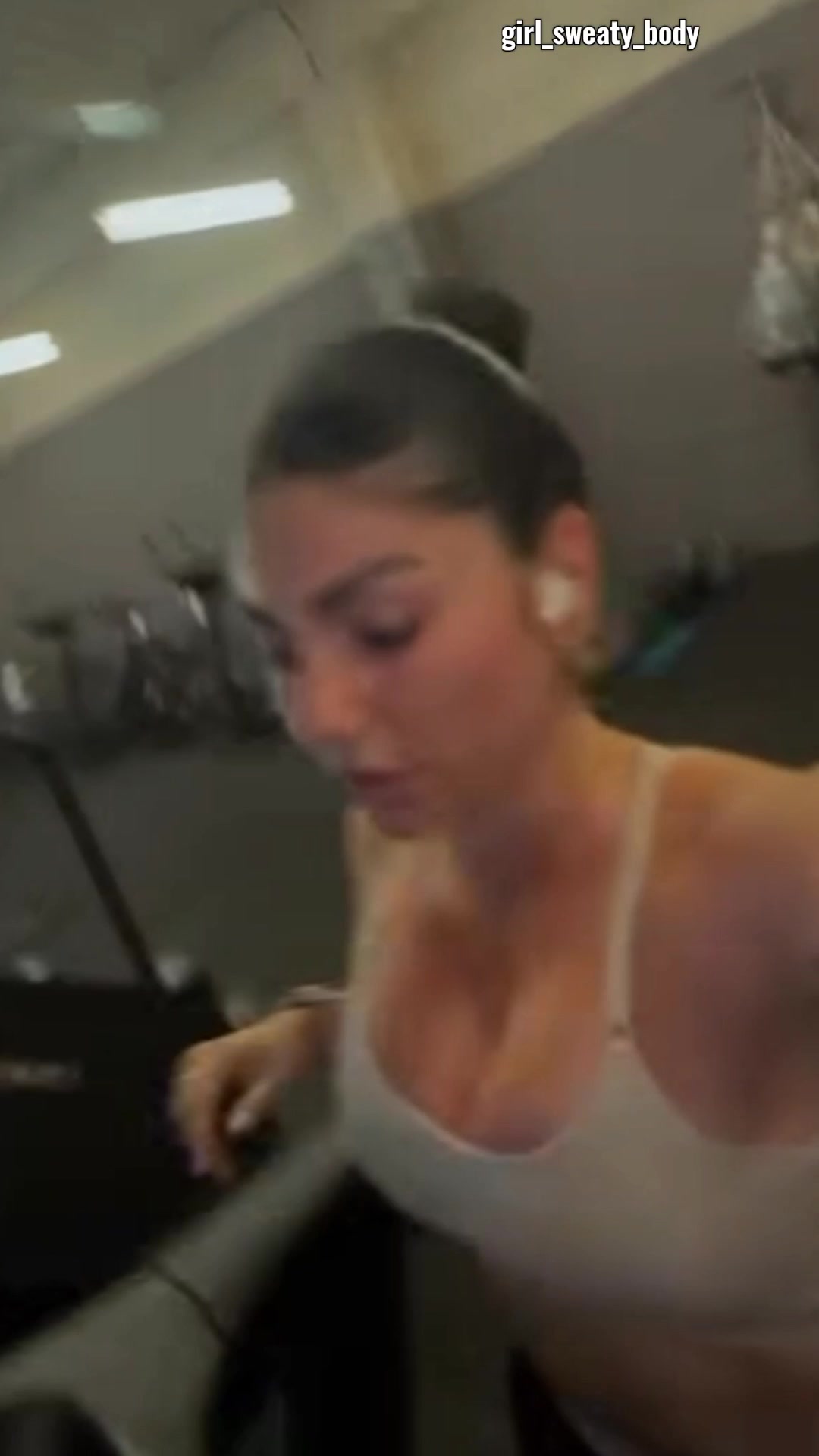 @girl_sweaty_body