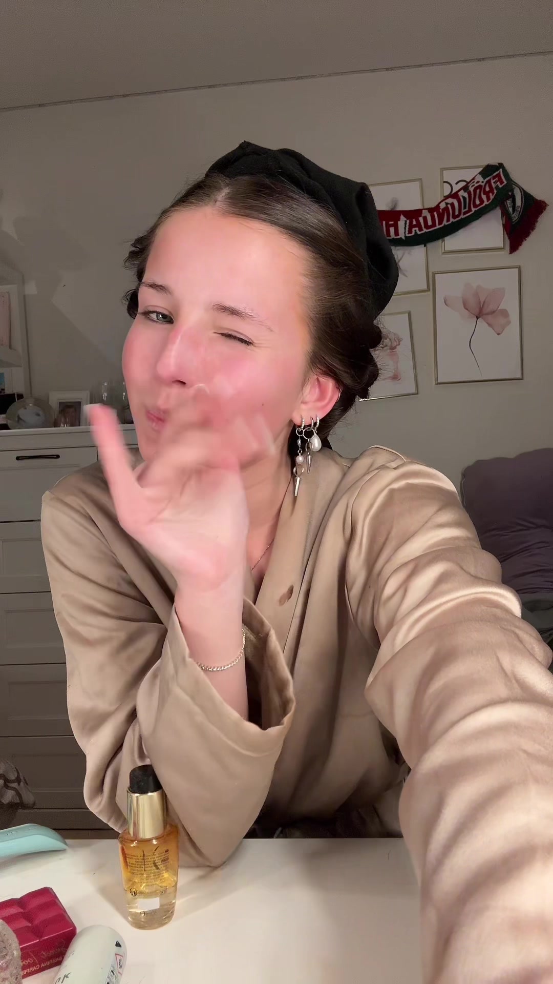 @𝐻𝒶𝒾𝓁𝑒𝓎𝓇𝑒𝒾𝓃𝒽𝑜𝓁𝒹