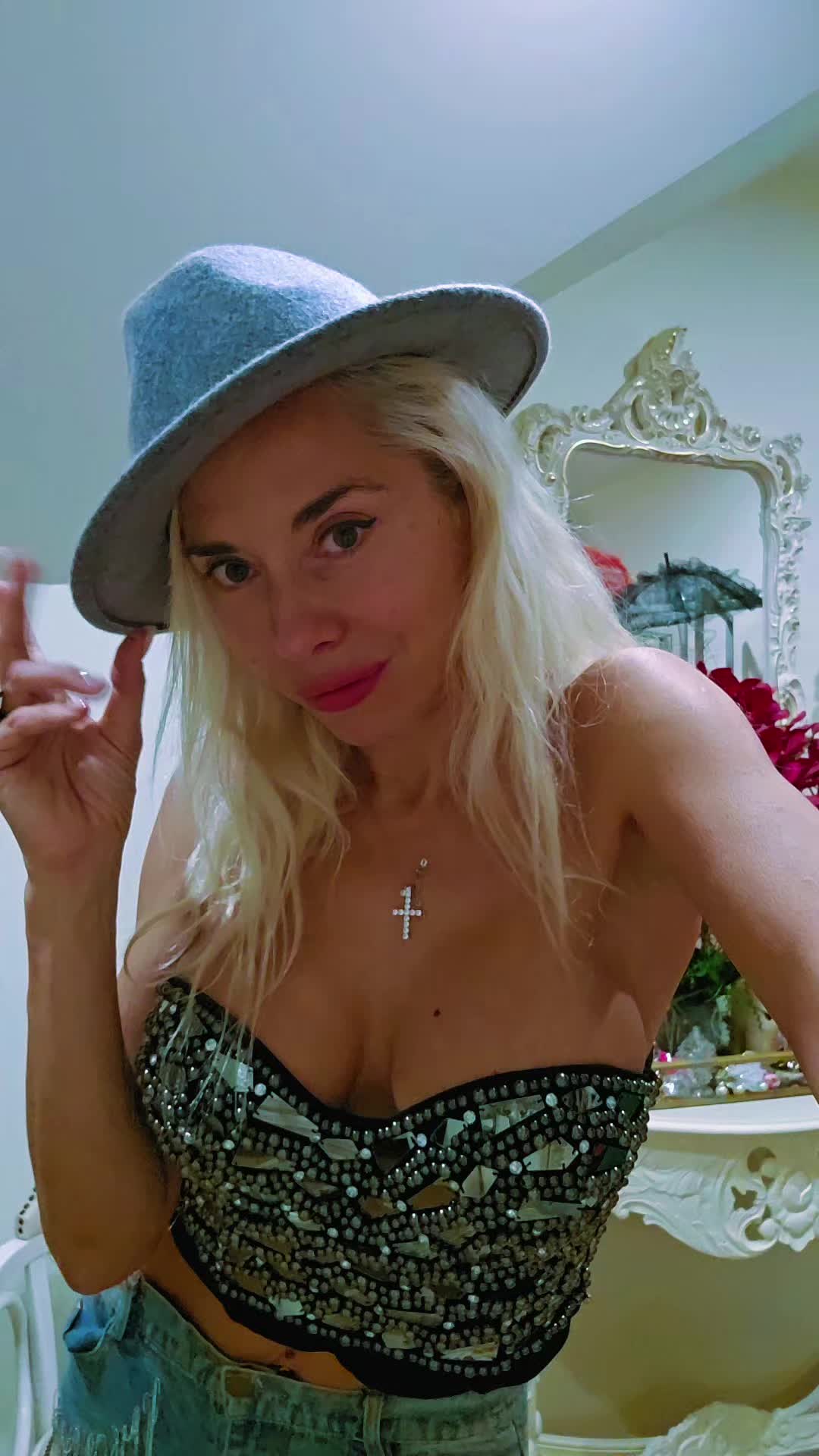 @BlondiFox