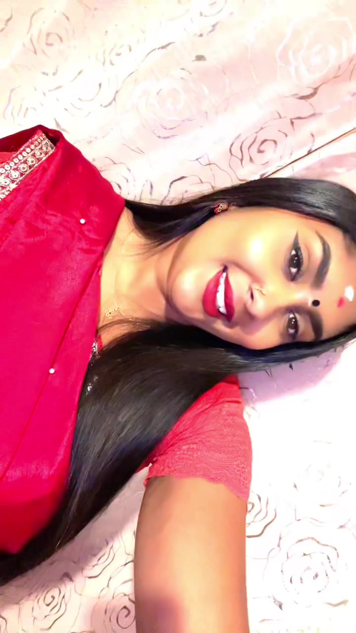 @𝐁𝐨𝐥𝐥𝐲𝐰𝐨𝐨𝐝𝐢𝐞𝐧𝐧𝐞 ✨