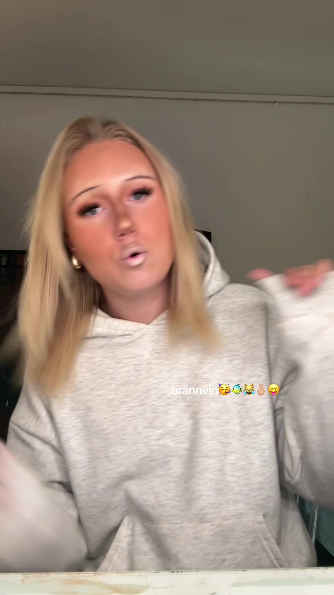 @👩🏽❤️💋👩🏼🦕🥳✌🏻