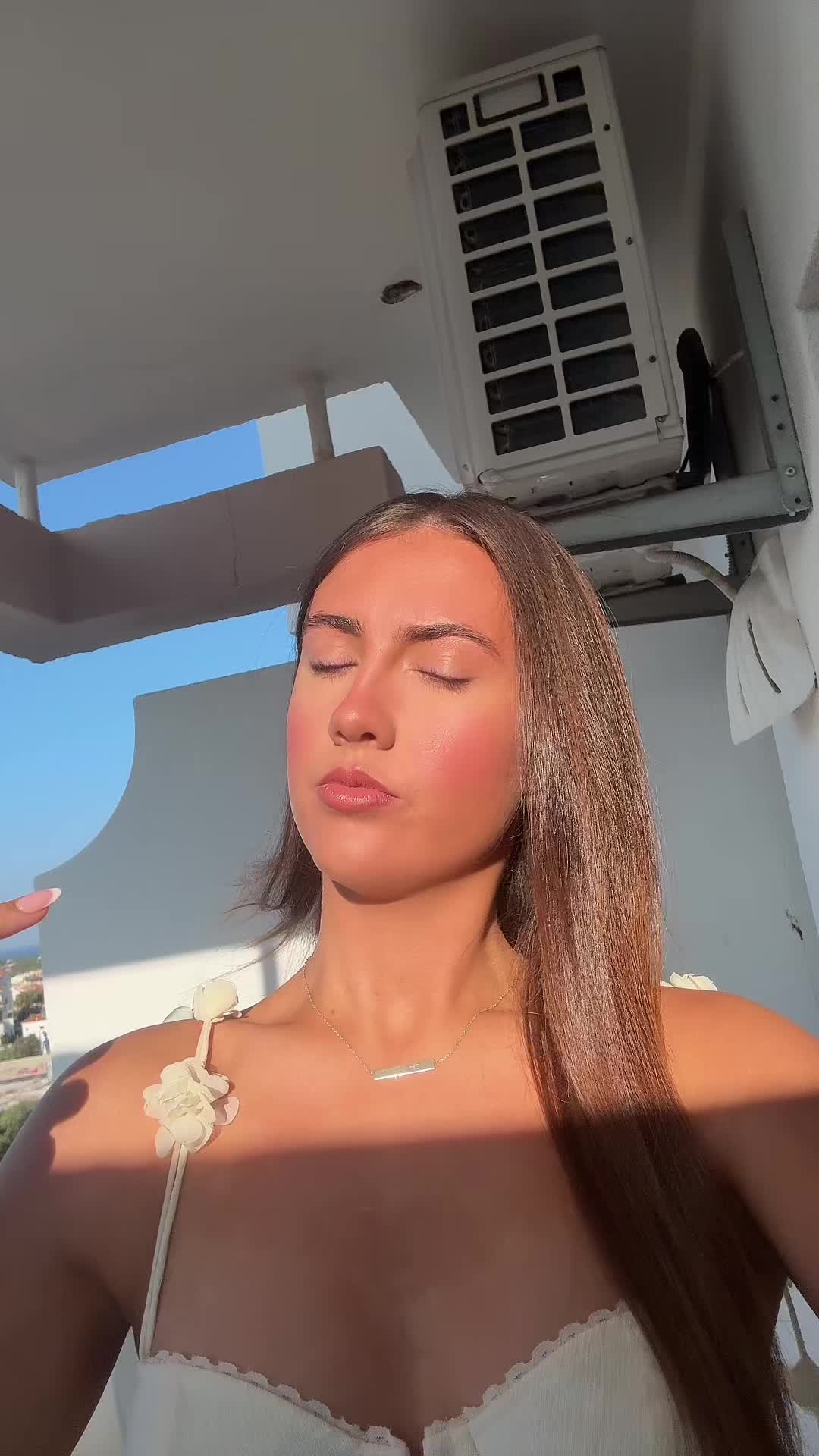 @.ainehughes