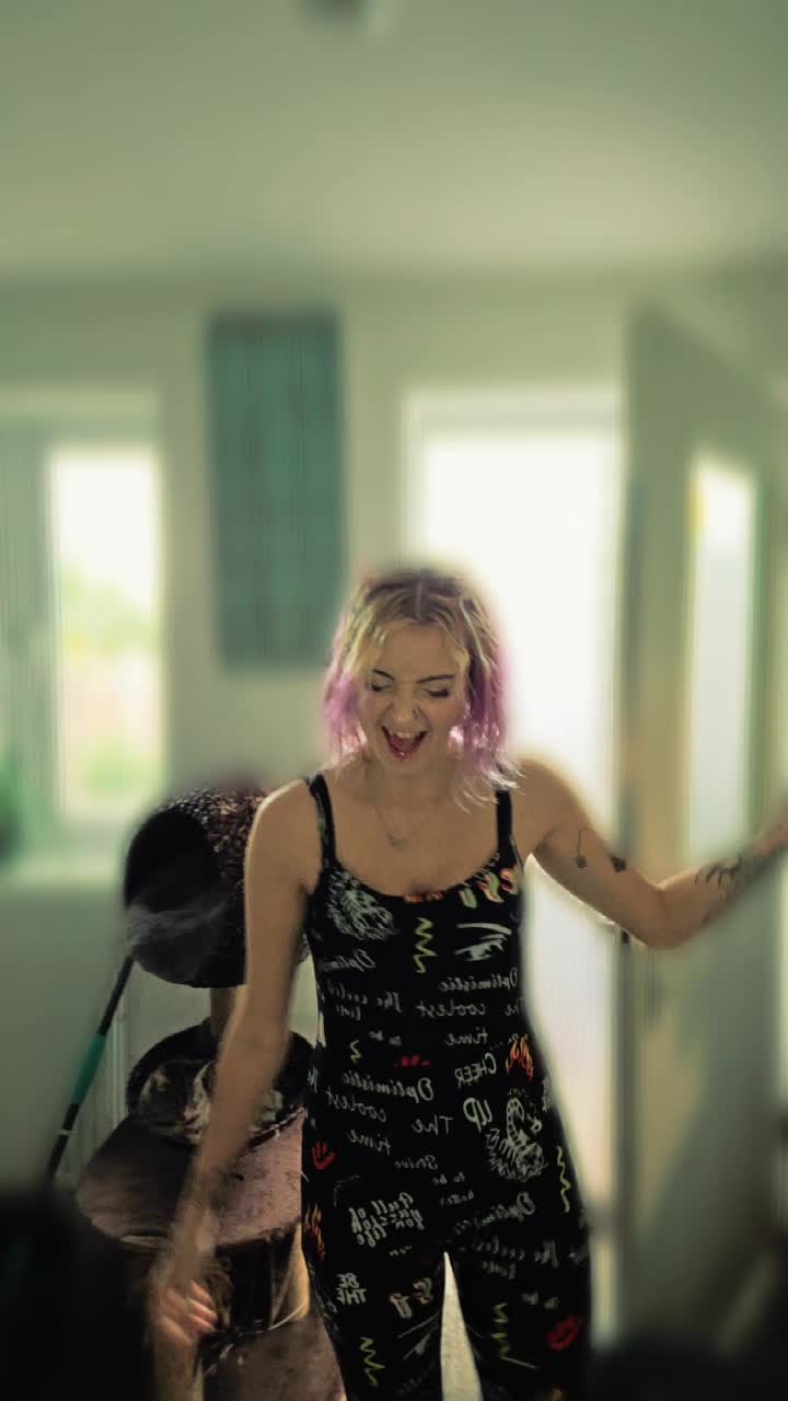@Adora
