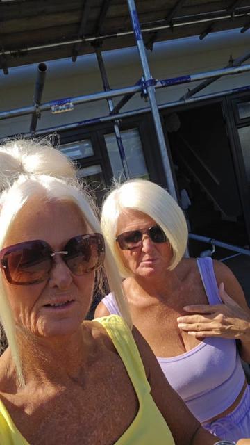 @Cheeky twins