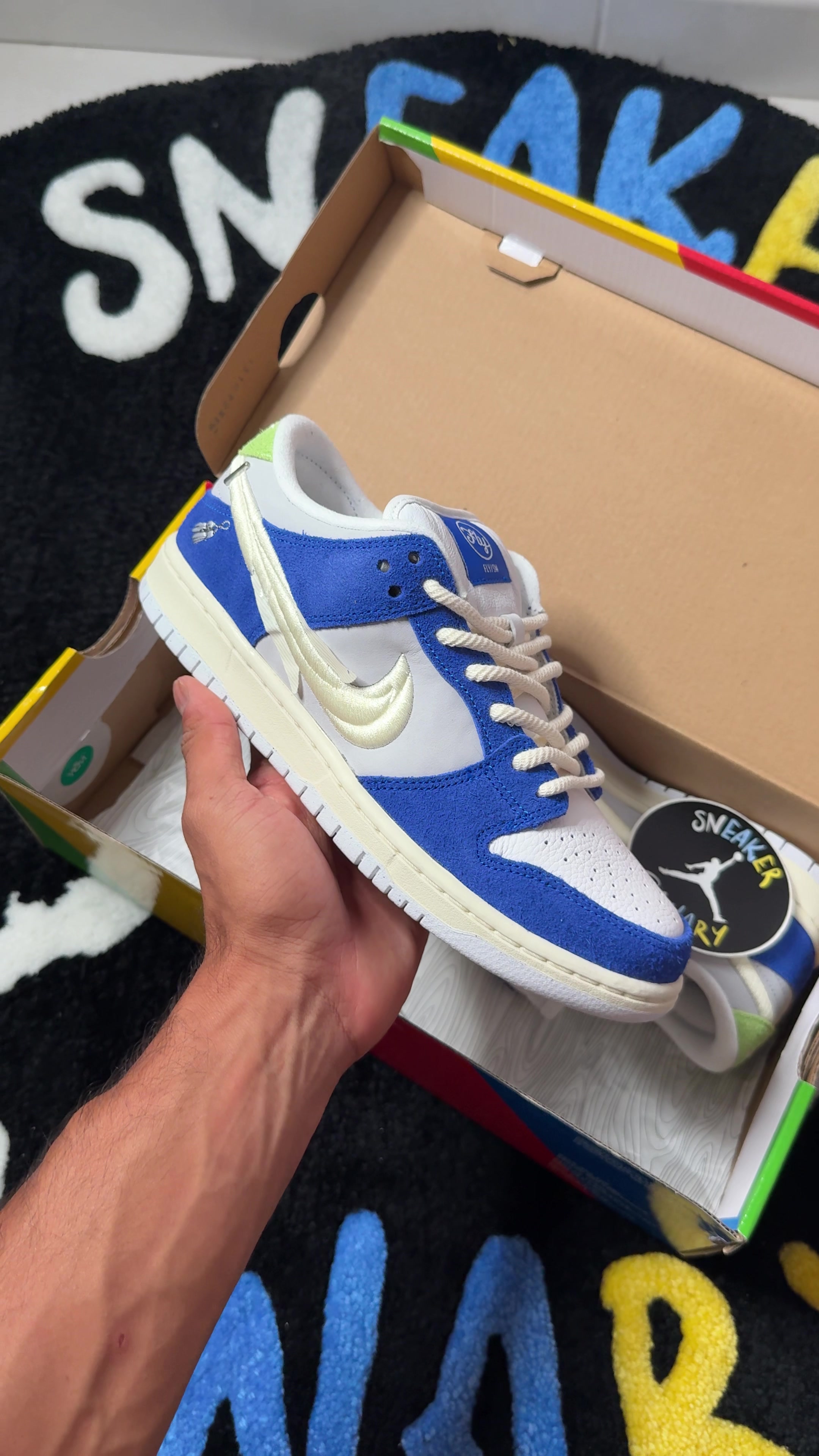 @Sneaker_canary
