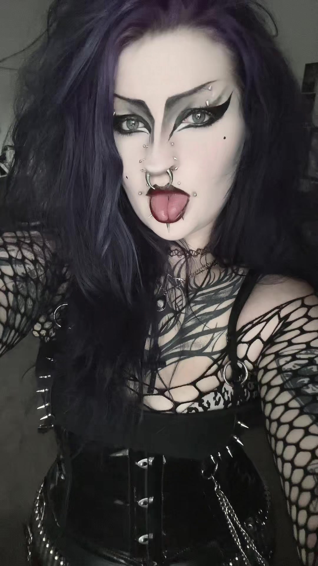 @☠︎︎𝘪𝘴𝘴𝘺☠︎︎