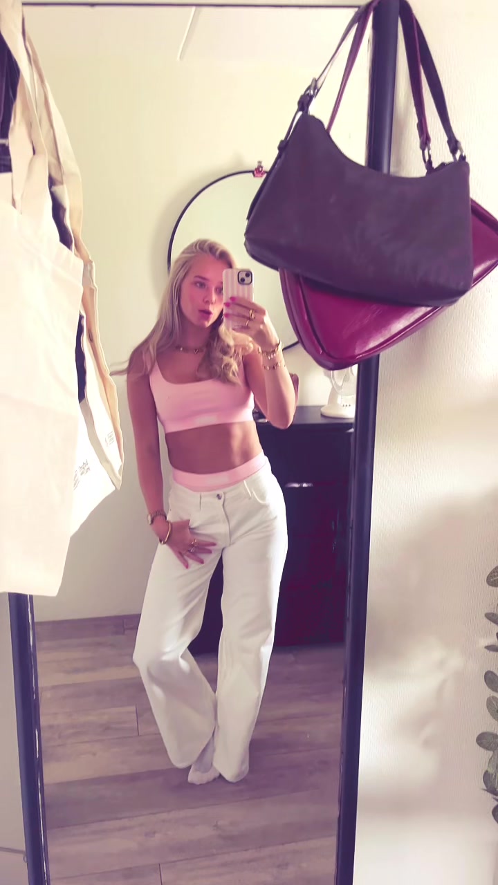 @Priv&eacute;lynnx