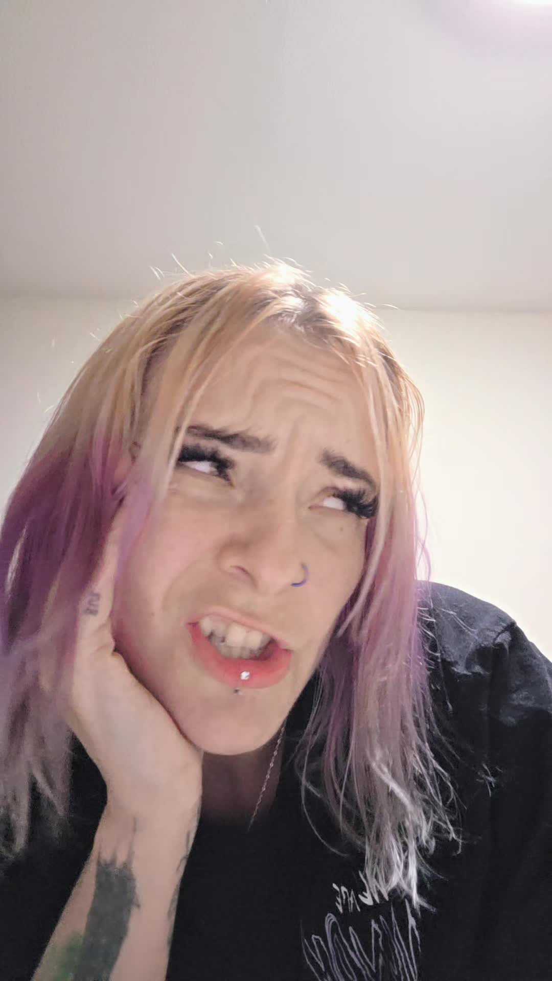 @Adora