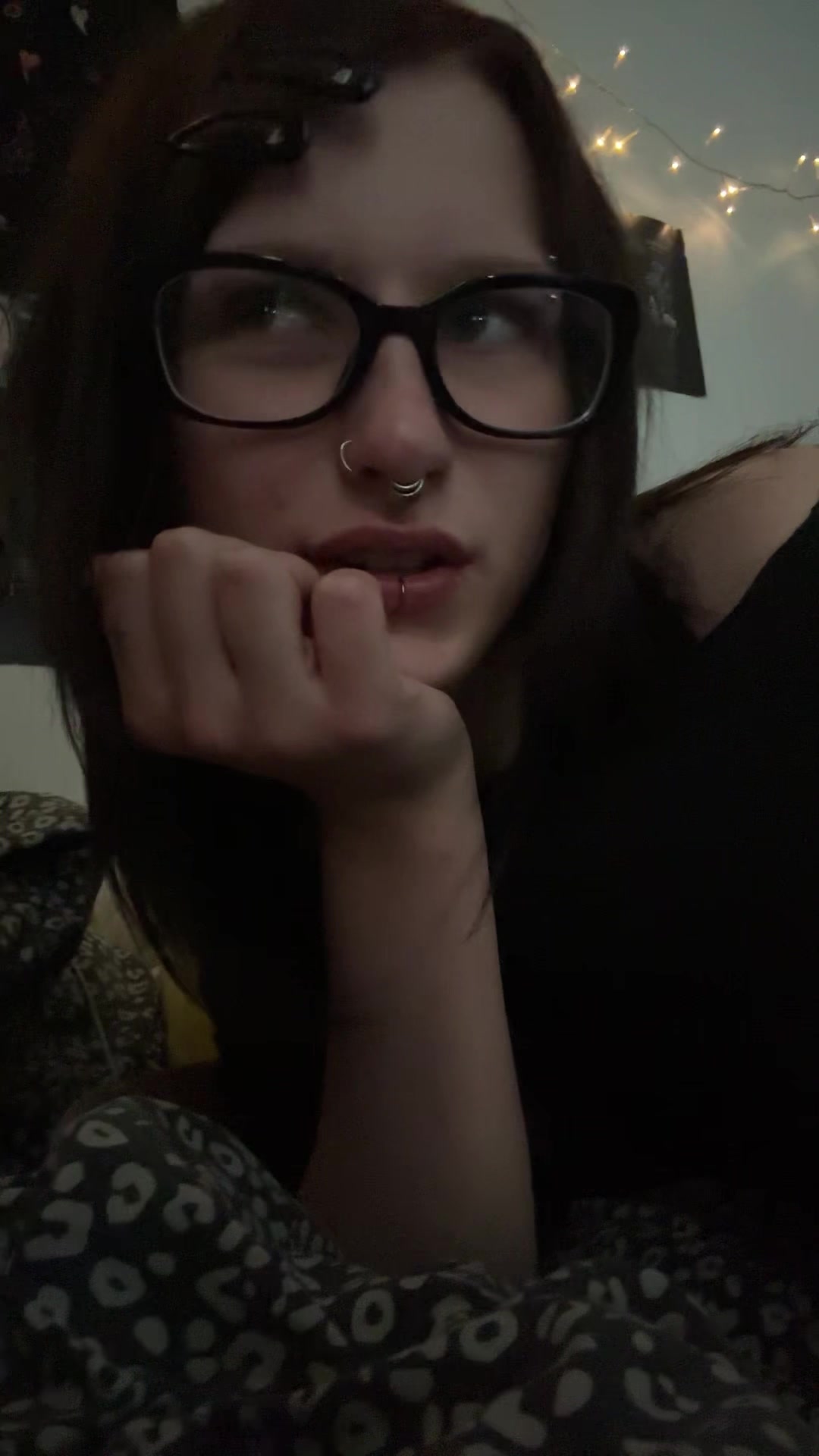 @>_<