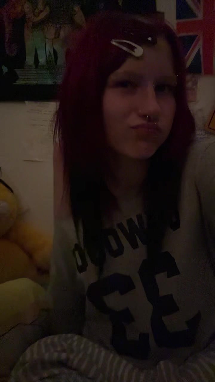 @>_<