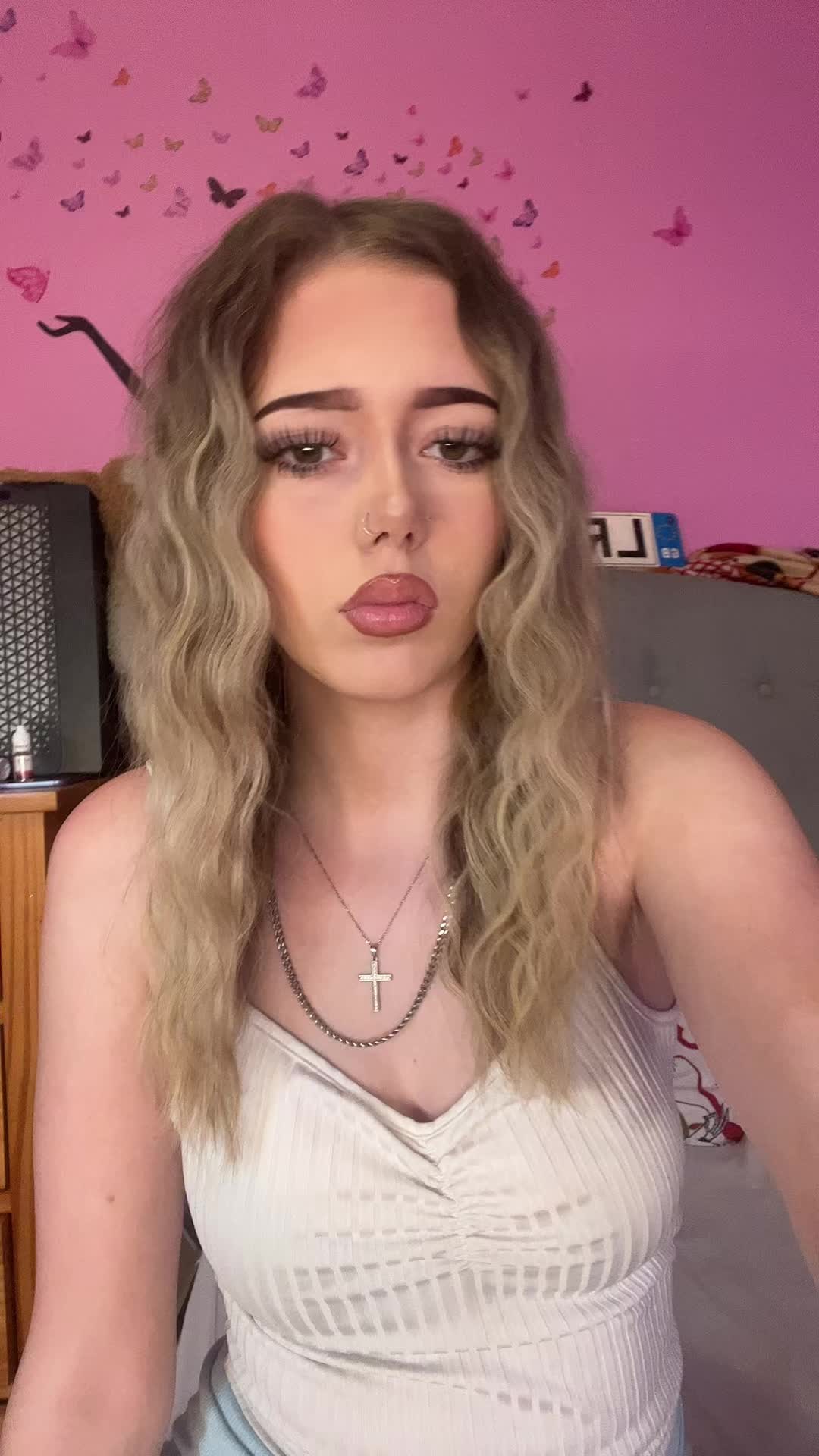 @𝓗𝓸𝓵𝓵𝓲𝓮💋