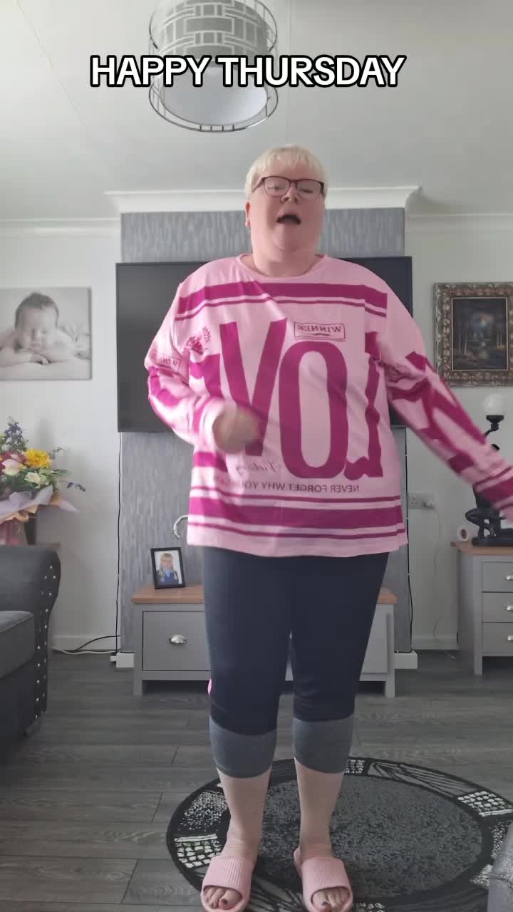@Itsmedeedee