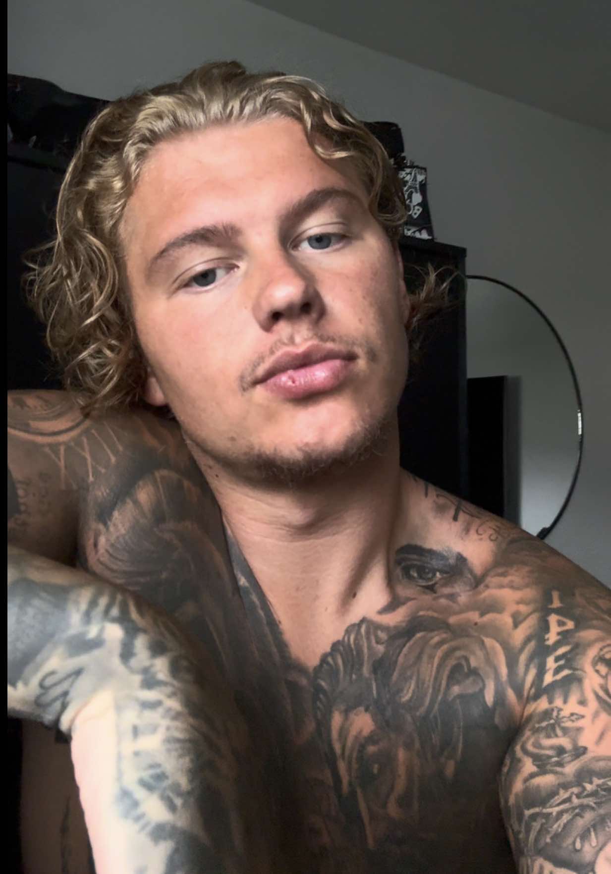 @Deejxnes