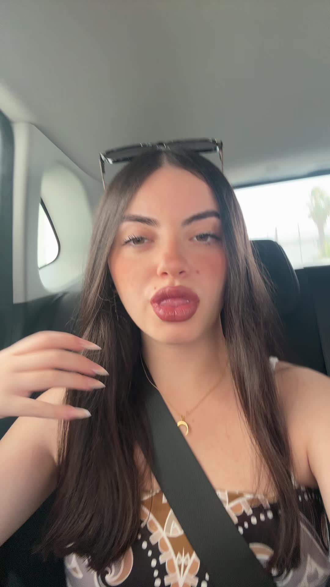 @danielaarosteguii