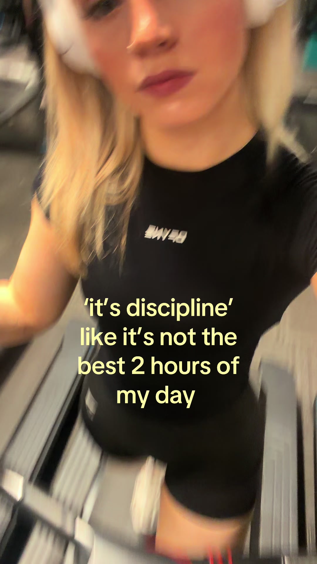 @elliearundell_