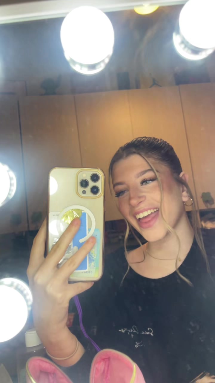 @violettaa