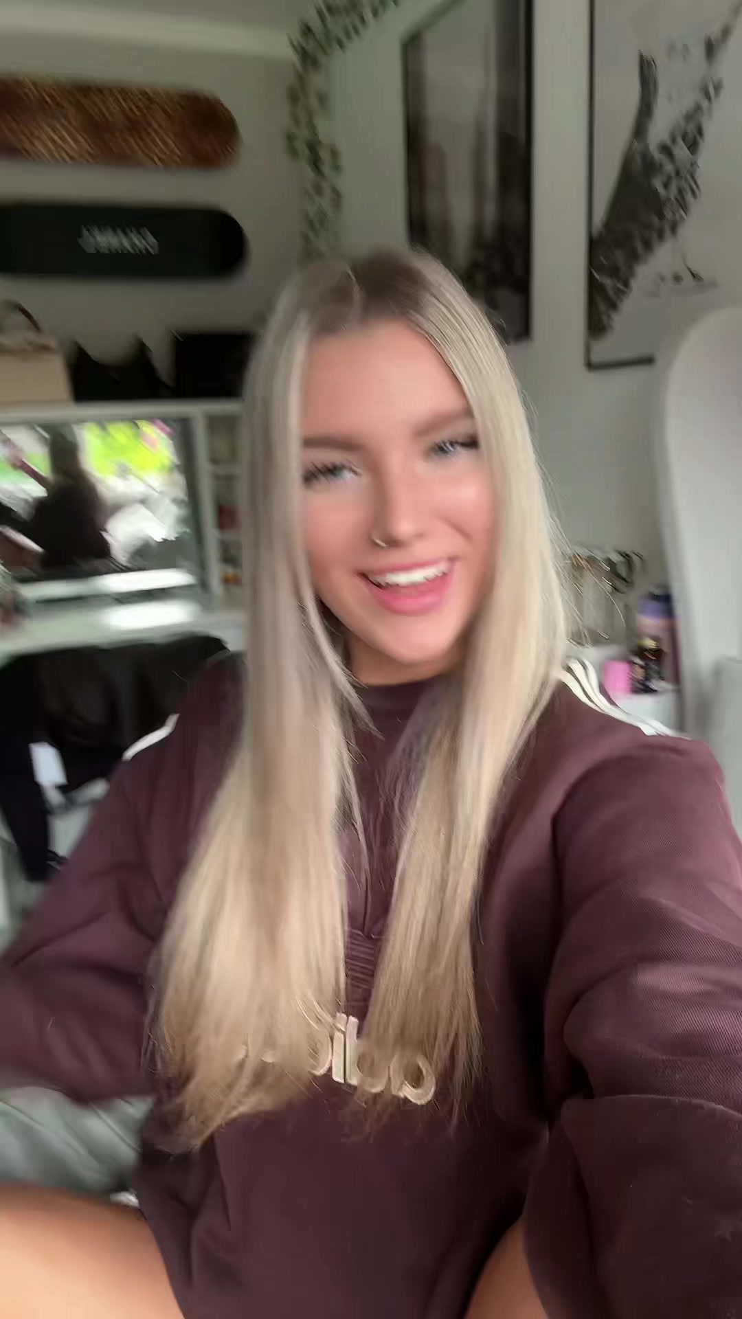@1llegallybl0nde