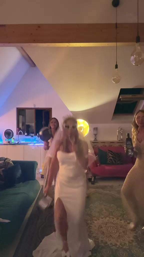 @Dolly | Mum of five | 27 bride