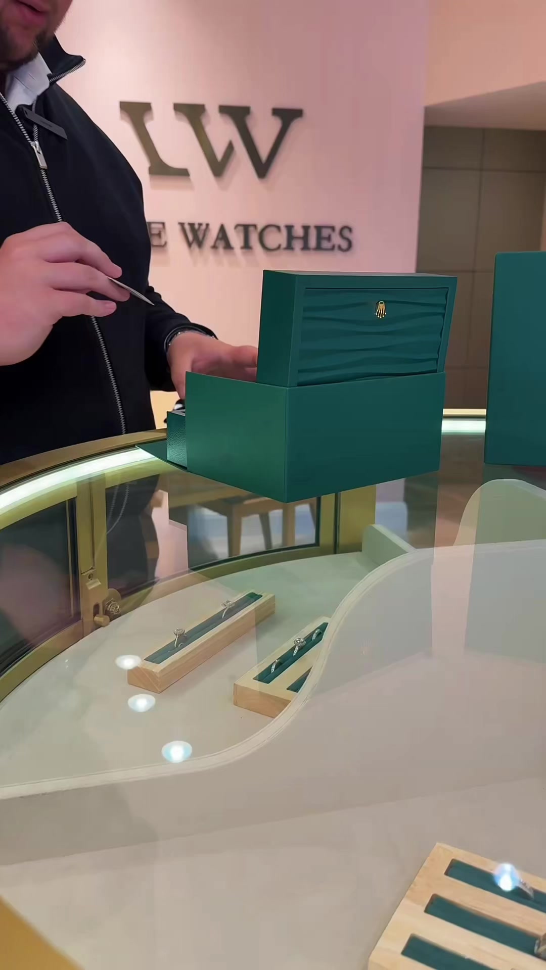 @Luxe Watches