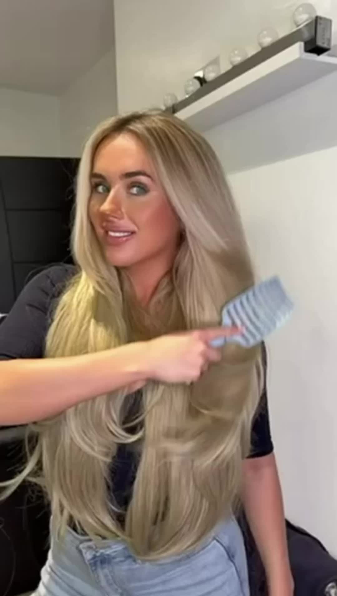@Kirstie Allen