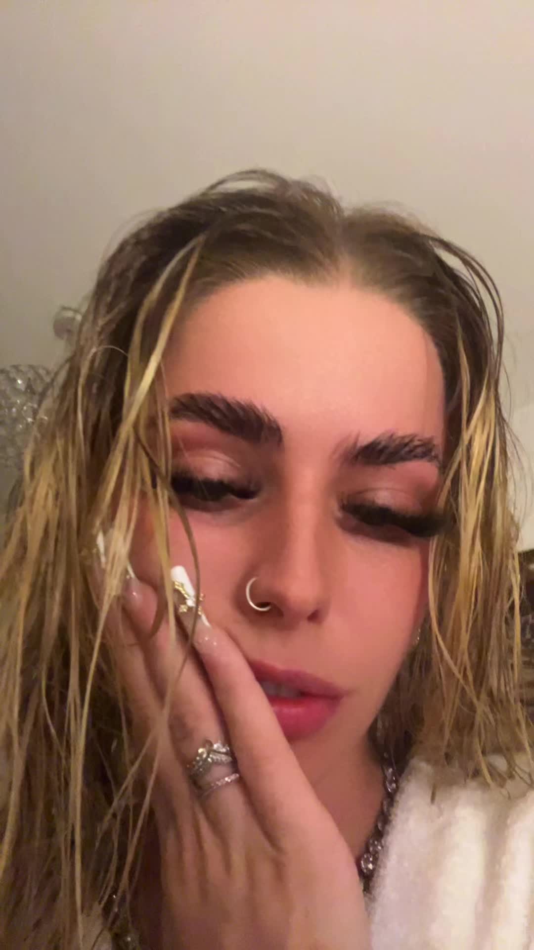 @𝓒𝓱𝓵𝓸𝓮&ensp;𝓬𝓻𝓲𝓷𝓷𝓲𝓸𝓷🤍