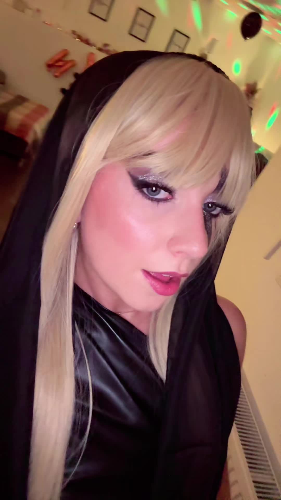 @lauradawkes_