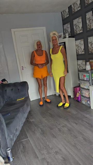 @Cheeky twins