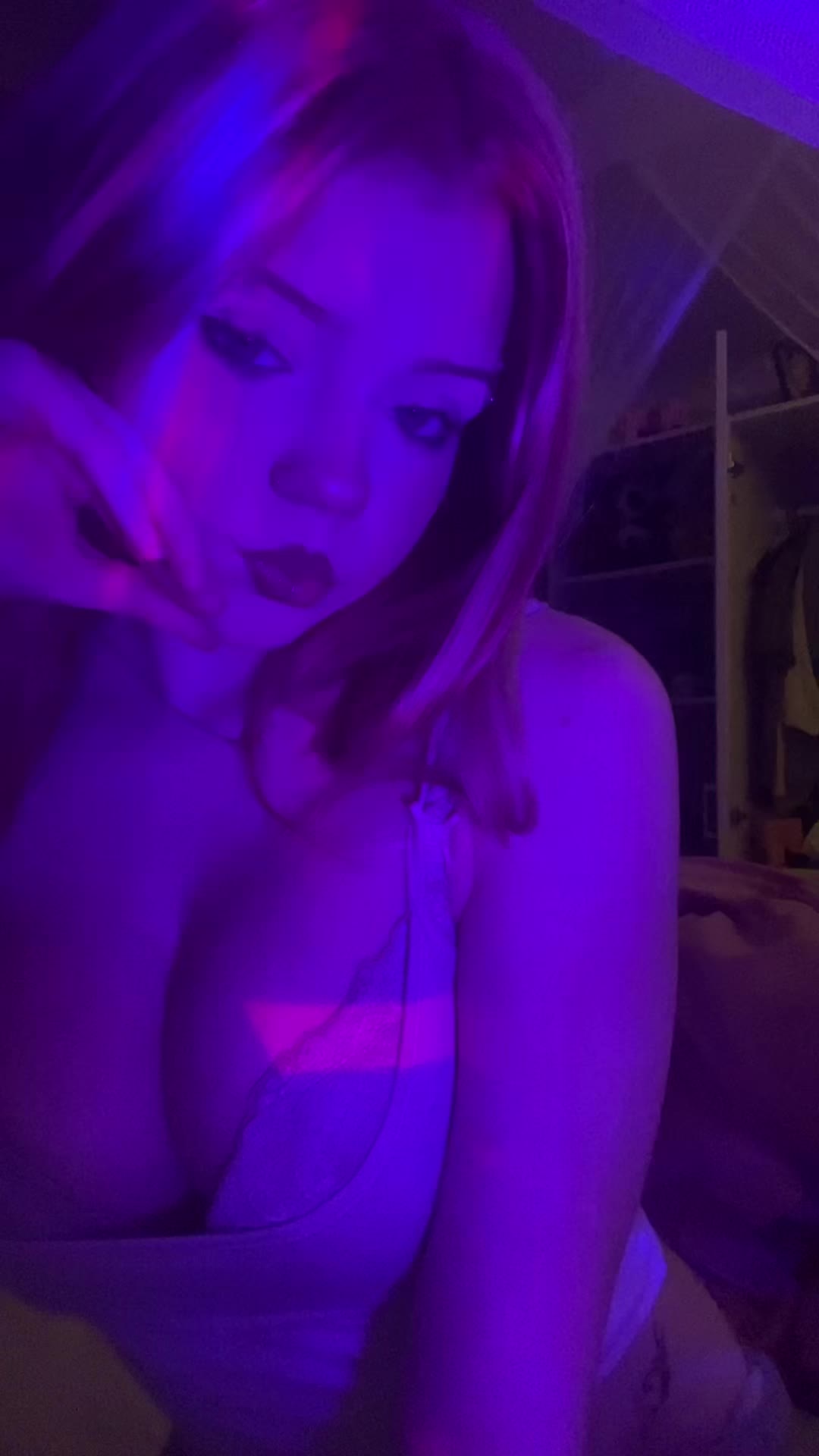 @_ellamary_