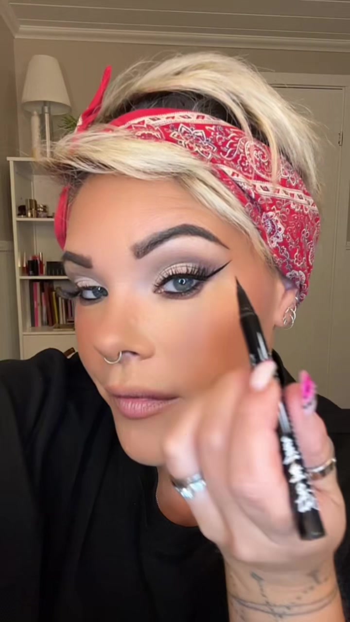 @KissandMakeupByLotta